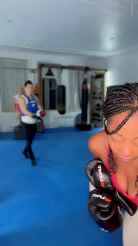 #montrealpersonaltrainer #montrealfitness #montrealfit #Fitness #fitnessgirl #montrealfitnessgirl #kickboxing #kickboxingtraining #savate #boxing
