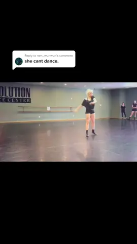 Reply to @nen_wunwun she “can” dance, she used to join dancing class btw #billieeilish #theworldsalittleblurry #dancing