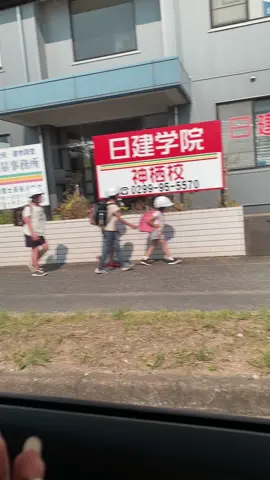 japanese parents let young kids walk to school by themselves🇯🇵🎌 #japan #fyp #foryou #foryoupage #fypシ #japantiktok