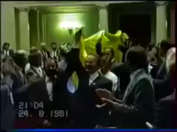 Провозглашение независимости Украины 24 августа 1991 года. Национальный флаг вносят в зал Верховной Рады. С флагштока происходит спуск флага УССР.