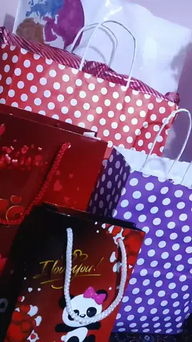 ليس هناك عبارة تصف قلوبالصداقة مهماا طال الزمان🥺💞✨#هدية #هداياعيدميلادي🌷🙈 #هدية_مفاجأة #عيدميلاد #عيدميلادسعيد🎂🎁🎉 #وردة #مفاجاة😮 #مفاجاءة #مفاجاة_عيد_ميلادي #foryou #fyp #viral #video
