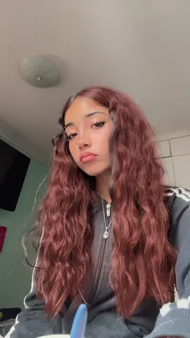 hace rato quiero hacerme algo en el pelo fkskfj pero no se k ayuda