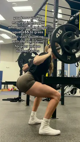 how did I ever think I should be a$$ to grass w femurs long as these #GymTok #gymgirl #squatform #fitnessmyths #greenscreenvideo