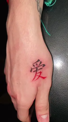#handtattoo #inkedmag #tattooartist #tattoosontiktok #smalltattoo #simbolo #smallhandtattoo