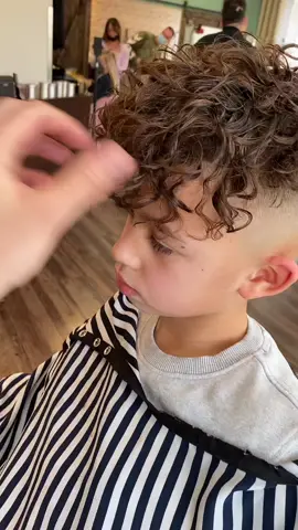 Bei 50 K streams auf „Bist du Yaz“ bekommt der Jiggo ne saftige Nackenschelle #barber #friseur #locken #skinfade #kontur #unterhaltung #viral #fypシ