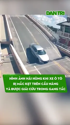 Người điều hành cây cầu sau đó đã nói với các nhà điều tra rằng cô ấy không nhìn thấy chiếc xe cho đến khi cây cầu đóng xuống #dantrinews