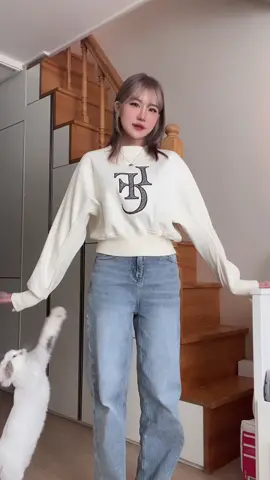 Look at the cat 🐱 so.. cute... ♥︎