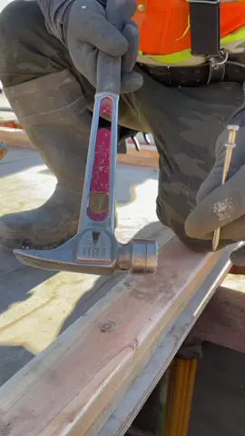El mejor martillo del mundo? 🔨 #carpenters #hardwork #hammer #wood #construction #foryou #working #okridgecenter #martinezm1 #stiletto #nail #safety