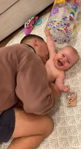 @adaywithandiemae Uhhh 🥺😍#viral #dadsoftiktok #daddy #babiesoftiktok #baby #babylove #beauty #funny #kidsoftiktok #fyp #babylaugh #play