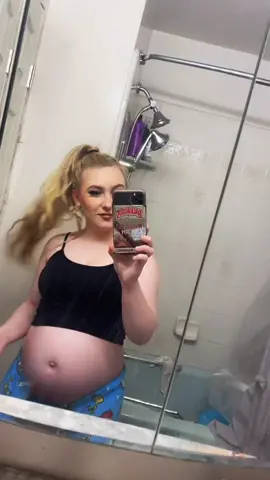 @jamie32bsh @Kris HC #greenscreenvideo #MomsofTikTok #pregnancytiktok #styling #artistsoftiktok #pregnant #pregnancy #trending #fyp #foryou #foryoupage #influencer #pregnancytiktok