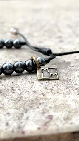 A Pulseira Hematita Copacabana faz muito mais que ajudar no seu estilo! #MensMarket #Malmo #EstiloMasculino #ModaMasculina #fyp #ForYouPage #Parati
