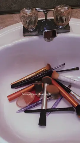 Cleaning my makeup brushes & organizing my makeup bag ☻︎ #makeup #makeupbrushcleaning  #CleanTok #satisfying #saturdaymood