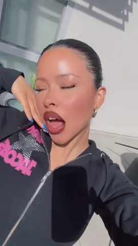 brb plucking my eyebrows & doing my makeup like a bratz doll💁🏻‍♀️💗 #artistsoftiktok #tvshow #unboxing