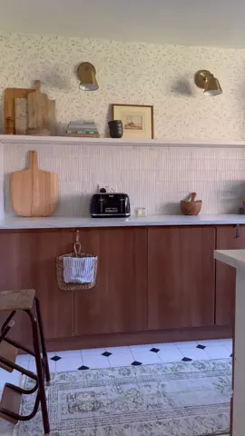 I could do this all day! #shelfstyling #kitchenorganization #rentedhouse