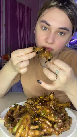 Мне не понравилось 😬 я конечно давно хотела , но разочаровалось ))) ждала большего #куриныелапки #лапки #мукбанг