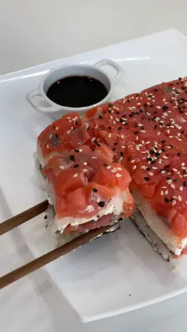 Суши-торт: 100 г риса для суши; для заправки риса: 15 мл рисового уксуса , 1 ч.л. сахара, 1/2 ч.л. соли; 200 г слабосоленого лосося; 200 г творожного сыра; 2 листа нори; 100 г огурца или авокадо; кунжут для подачи