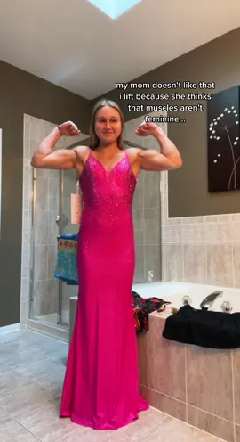 muscles do not = masculine (fake body) #strongisbeautiful #GymTok #powerlifting #bodybuilding #gym #lifting #GymLife #Fitness #girlswholift #fyp