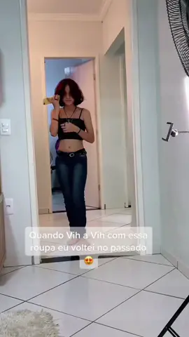 O ano era 2004 pai e filha cantam juntos para uma multidão ❤️ a música é perfeita #momentos #passado #fy