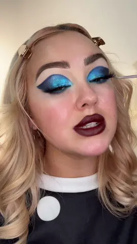 Blue 💙 creepy story time!! Story by @Tay #blueeyeshadow #creepystories #creepystorytime #makeupstorytime