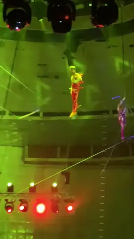 Можно подарок ? #multi_mao #circus #спортивныйгерой #flyingtrapeze #cirque #crazy #опасно #цирк #воздушнаягимнастика #circusshow #aerial #extreme
