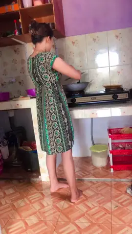 apa istri gw doang ya. yg senang di liatin pas lagi masak. gimana dengan istri kali sama tidak? #suamiistri #harmony #masakdirumah #istri