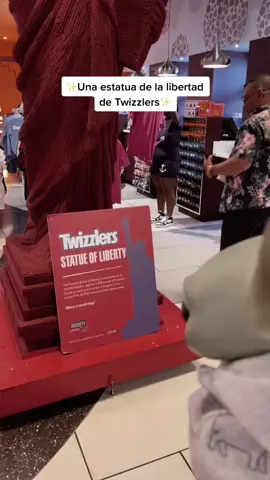 Me observa … 🗽👀🤔😵‍💫 #babyyoda #lasvegas #newyork #CorollaCrossStep