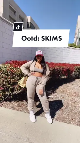 @skims outdoor collection sweat pants and zip up on a size 10. #OOTD #skims #todaysootdguys #skimssweatpants #whatiwore #skimsootd