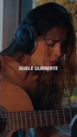 DUELE QUERERTE #parati  #letras  #fypシ  #parejas  #amor  #paratii  #lyrics #music #lyrics_songs #greeicy  #fyp