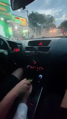 Cách chạy xe số sàn mà vẫn nắm tay người yêu ❤️