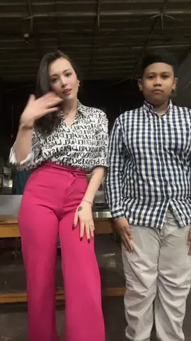 Gapapa beda bapak yg penting hidup kita aman sejahterah , ini adik kandung aku
