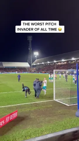 He’s gone down too easily there… no penalty 😂 🎥 TW/KeelanQuesty #fyp #foryou #oddsbible #pitchinvader #fail #mancity #facup