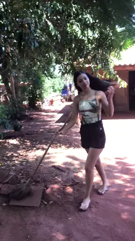 Carolina e sua vassoura 🤣🤣🤣🤣🤣🤣🤣🤣.           #tiktok #vassoura