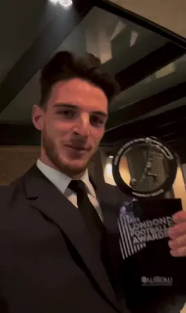 You deserve it king! 🤎🌙⚽️⚒ #football #footballer #declanrice #westham #footballteam #england #captain #aesthetic #fyp #footballeroftheyear #fy #fypシ