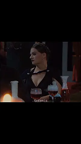 SE ALGUÉM VIR PROBLEMATIZAR A FORMA QUE ELA TRATA ELES EU VOU MANDAR TOMAR NO CU😋 #elizabethpavlova #chicavampiro #professorapavlova #maialandaburu