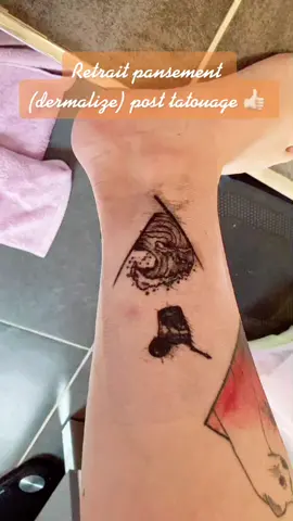 Retrait pansement dermalize #tattoo #tatouage #encre #ink #inked #inkdrawing #dermalize #trend #pourtoi #foryou #cicatrisationtattoo #cicatrisation #dessin #passion #autotattoo