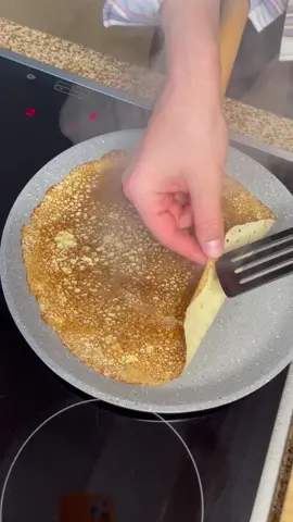 Блины классические! Ингредиенты на 12-15 шт: Молоко - 750мл, Яйцо - 2 шт., Соль - по вкусу, Сахар - 1 ст.л., Мука - 300-400 гр, Сливочное масло - 70г