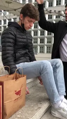 Il dort sur les marches de la Grande Arche sous hypnose ! 🤪 #hypnose #hypnotiseur #hypnosederue  #hypnotist #hypnosis #ladefense