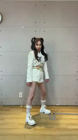 Watch out, baila baila baila💃🏻Watch it, how nice, how nice💃🏻#규진 이와 함께하는🤍💛#OOchallenge #OO챌린지 #오오챌린지#NMIXX_OO #NMIXX #엔믹스 #AD_MARE #OO