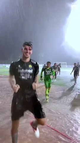 Cung, yang udah gede tapi masih suka main hujan-hujanan?😜☝️🌧#PERSIB