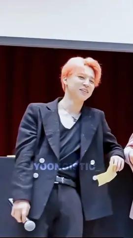 I'm obsessed with his mic flips.. dayumm😩#jimin #방탄소년단