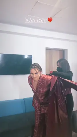 Yeni saç stiliyle Farah Zeynep Abdullah dans figürleri #farahzeynepabdullah #bergenfilmi