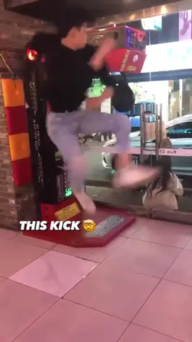 He went OFF 😳 #mma #kick #wow (via @ms_1047)