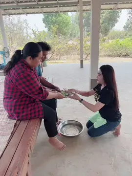 เตรียมคำพูดไว้มากมาย เเต่กลับพูดไม่ออก😢 ตื้นตันไปหมด  หลังจากนี้ขอให้ชีวิตลูกราบรื่น ร่ำรวย #พ่อแม่ต้องสบาย #ขอขมาพ่อแม่ 🙏🙏🙏@jom_natcha