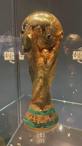 Dünya Kupası’nın yakından görünümü. Harika 😌📹 Ig: fifamuseum #dünyakupası #worldcup #trophy #kupa