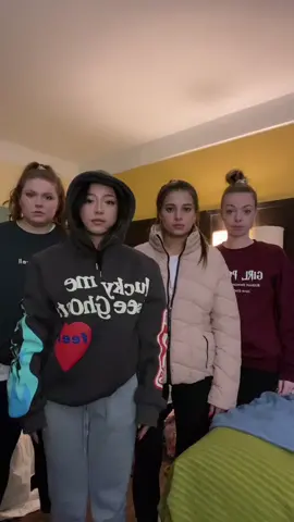u walk into ur hotel room and see this…wyd