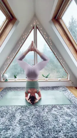 Getting upside down on a #Sunday 🌸 #yogagirl #yogaflows #Fitness #vancouver #SelfCare #selflove #pilates #physio #cozyathome #yoga