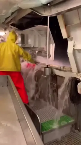 Large ocean longline fishing boats operate in the wild waves, and fishermen's daily work# Deep sea fishing # longline fishing