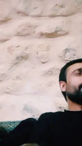 Bir göz yaşı vardıKuru sıkı silah gibiSadece ses Yaralamıyordu insanıVicdan varYargılasın o seniEy yar