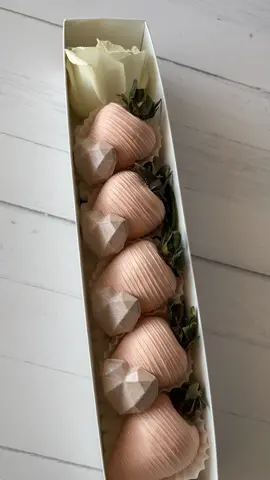 These 3D mini hearts are the cutest 🤍 Mold from @Crafty Cake Shop. Used @stoverandcompany sweet shoppe ultra white wafers with @colourmill in shade peach  #chocolatecoveredstrawberries