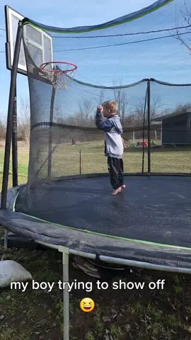 #stuck #funnylittlekids  #kidsoftiktok  #trampoline  #trampolinefail #faillol😂😂